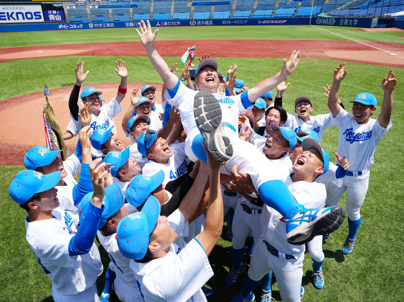 青学大対国学院大　優勝し、青学大の選手たちに胴上げされる安藤監督（撮影・江口和貴）