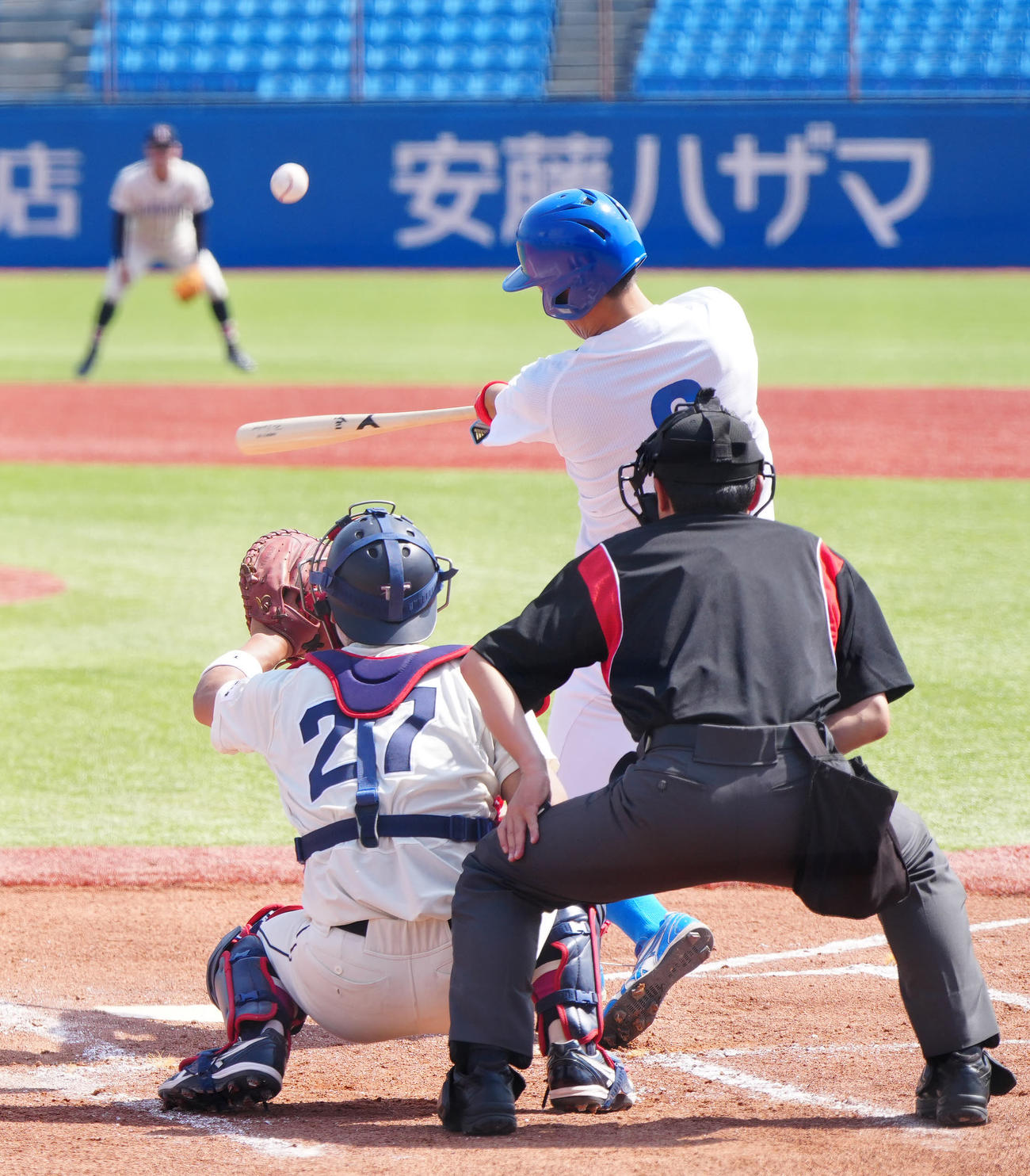 青学大対国学院大　1回表青学大2死一、三塁、右越え3点本塁打を放つ初谷（撮影・江口和貴）