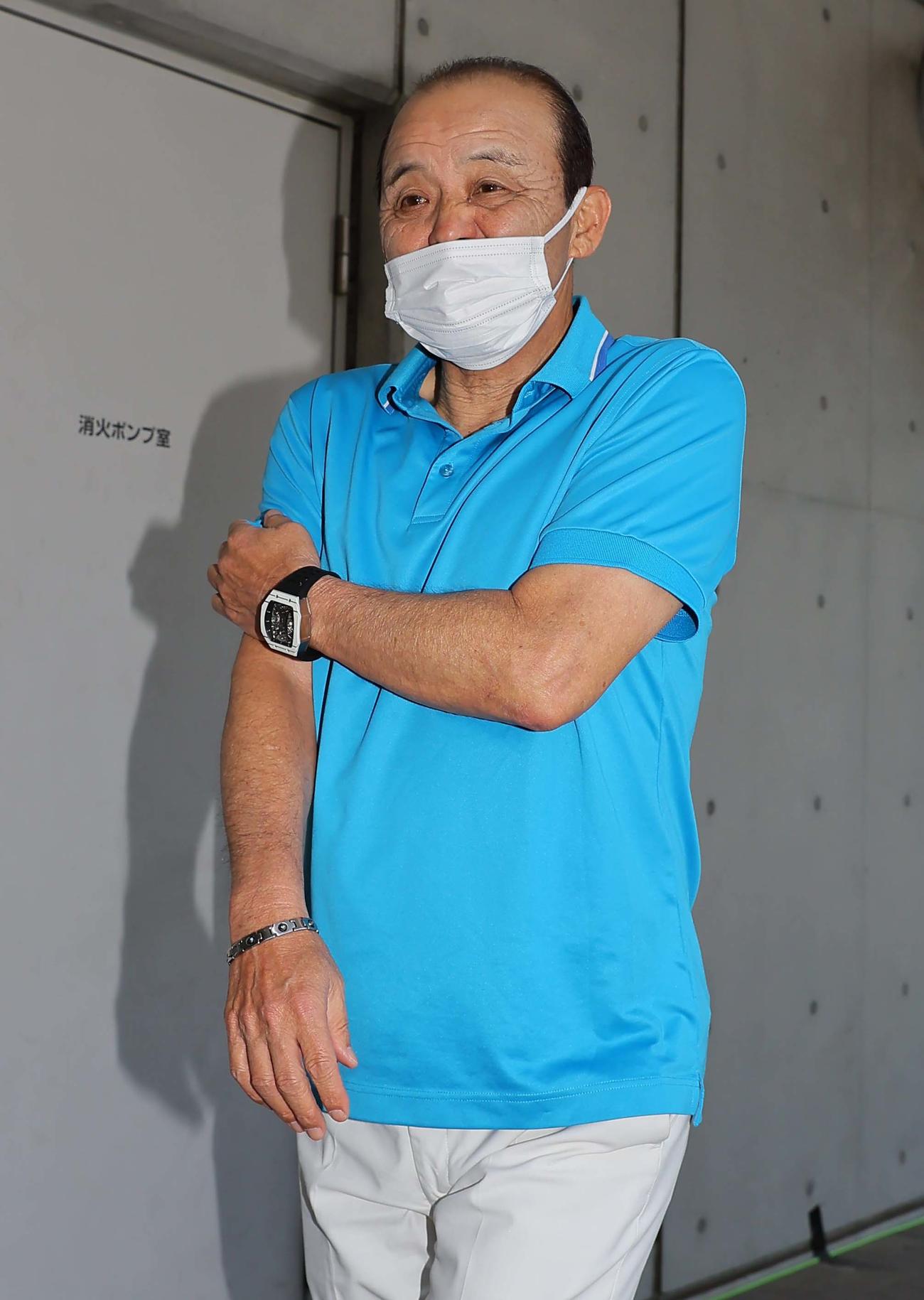 ウエスタン中日対阪神　2軍戦を視察する岡田監督（中央）はナゴヤ球場に入る（撮影・上田博志）