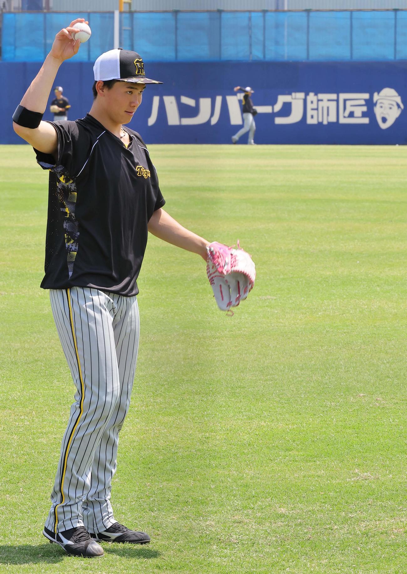 ウエスタン中日対阪神　キャッチボールをして汗を流す湯浅（撮影・上田博志）