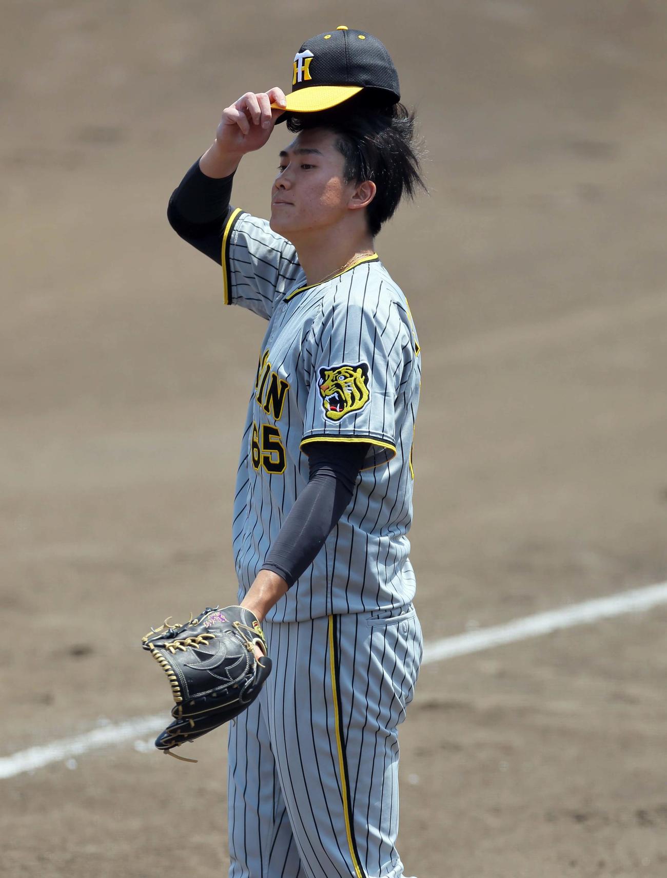 ウエスタン中日対阪神　1回裏中日無死二塁、溝脇に適時打を浴び悔しそうな表情を見せる湯浅（撮影・上田博志）