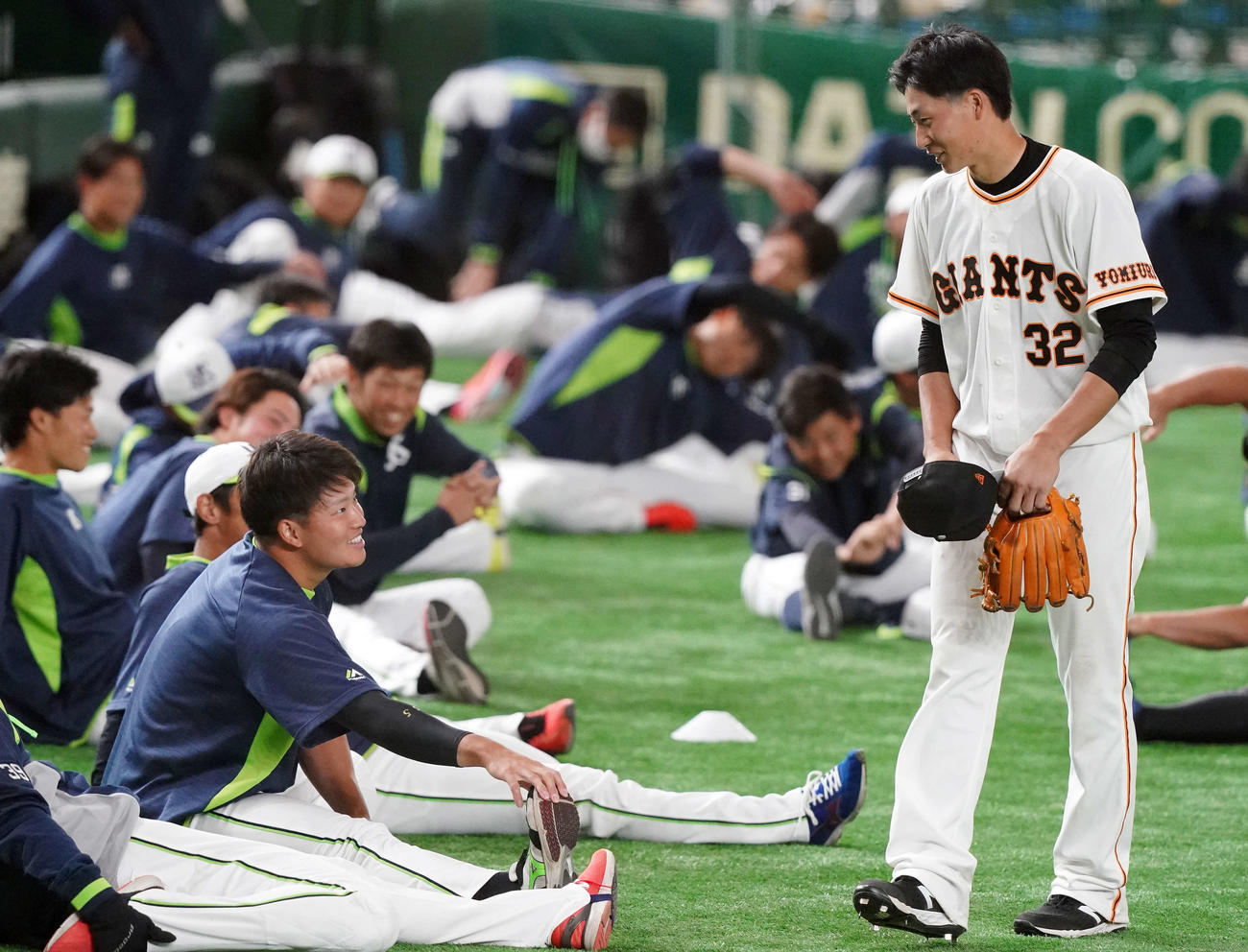 試合前、村上（左手前）らヤクルトナインにあいさつする巨人広岡（右）（2021年3月撮影）