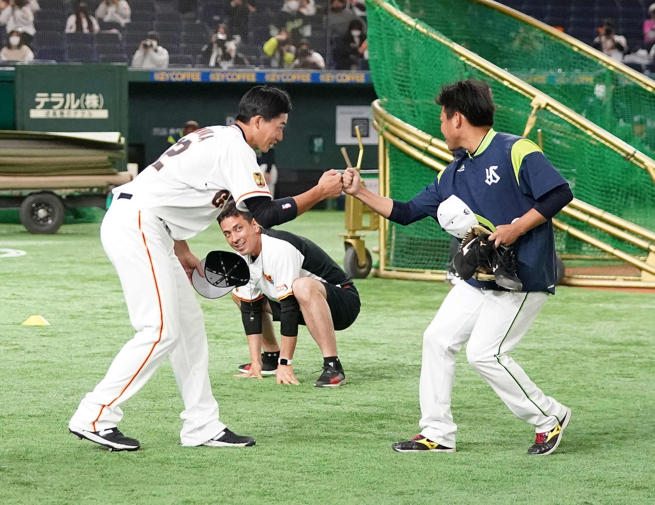タッチをかわすヤクルト田口（右）と巨人広岡（2021年3月撮影）