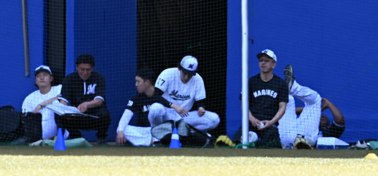 ロッテ対オリックス　練習中、指を気にするロッテ佐々木朗（撮影・たえ見朱実）