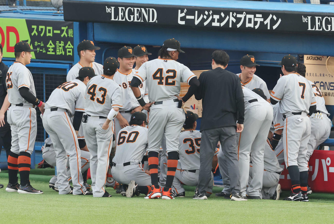ヤクルト対巨人　試合前、円陣で声を出し、笑顔の巨人山瀬（左から5人目）ら選手たち（撮影・宮地輝）