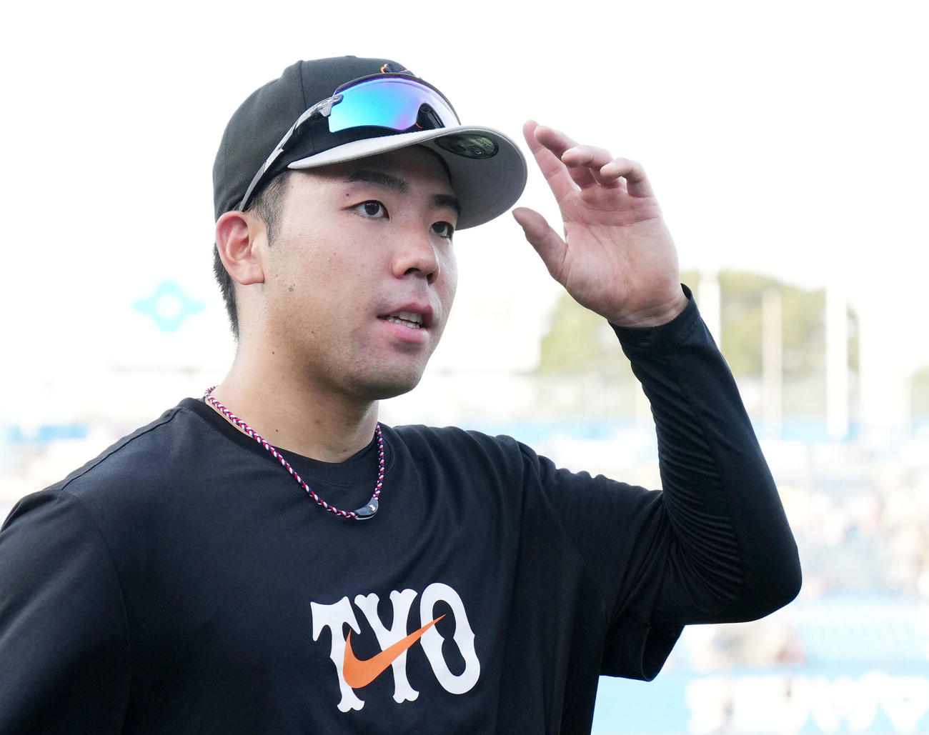 ヤクルト対巨人　練習を終え取材に応じる巨人松井颯（撮影・横山健太）