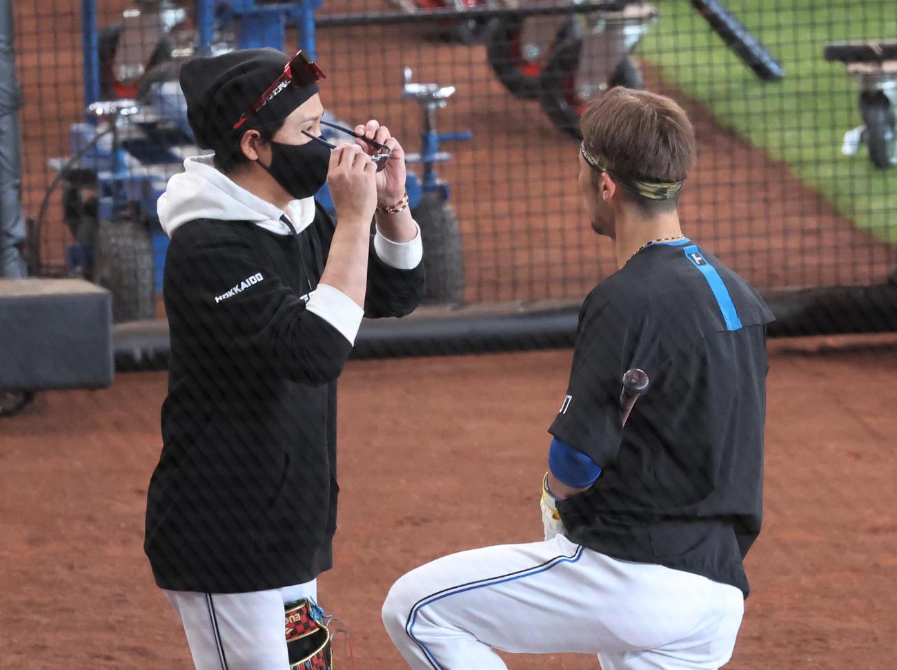 日本ハム対西武　江越のメガネを借りる新庄監督（撮影・黒川智章）