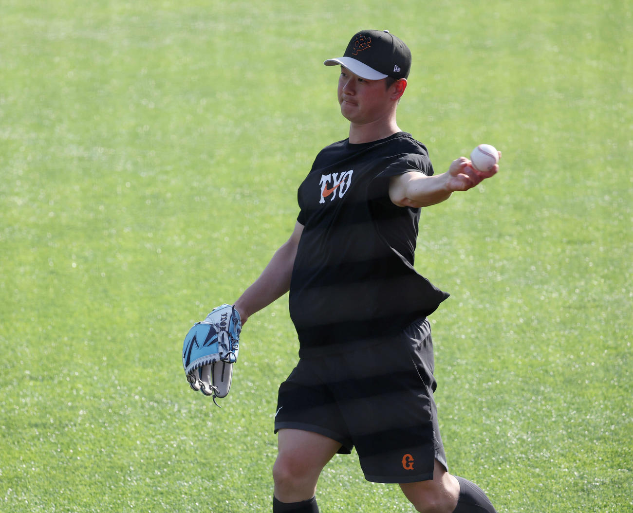 ヤクルト対巨人　試合前、ノックを受け送球する巨人中川（撮影・宮地輝）