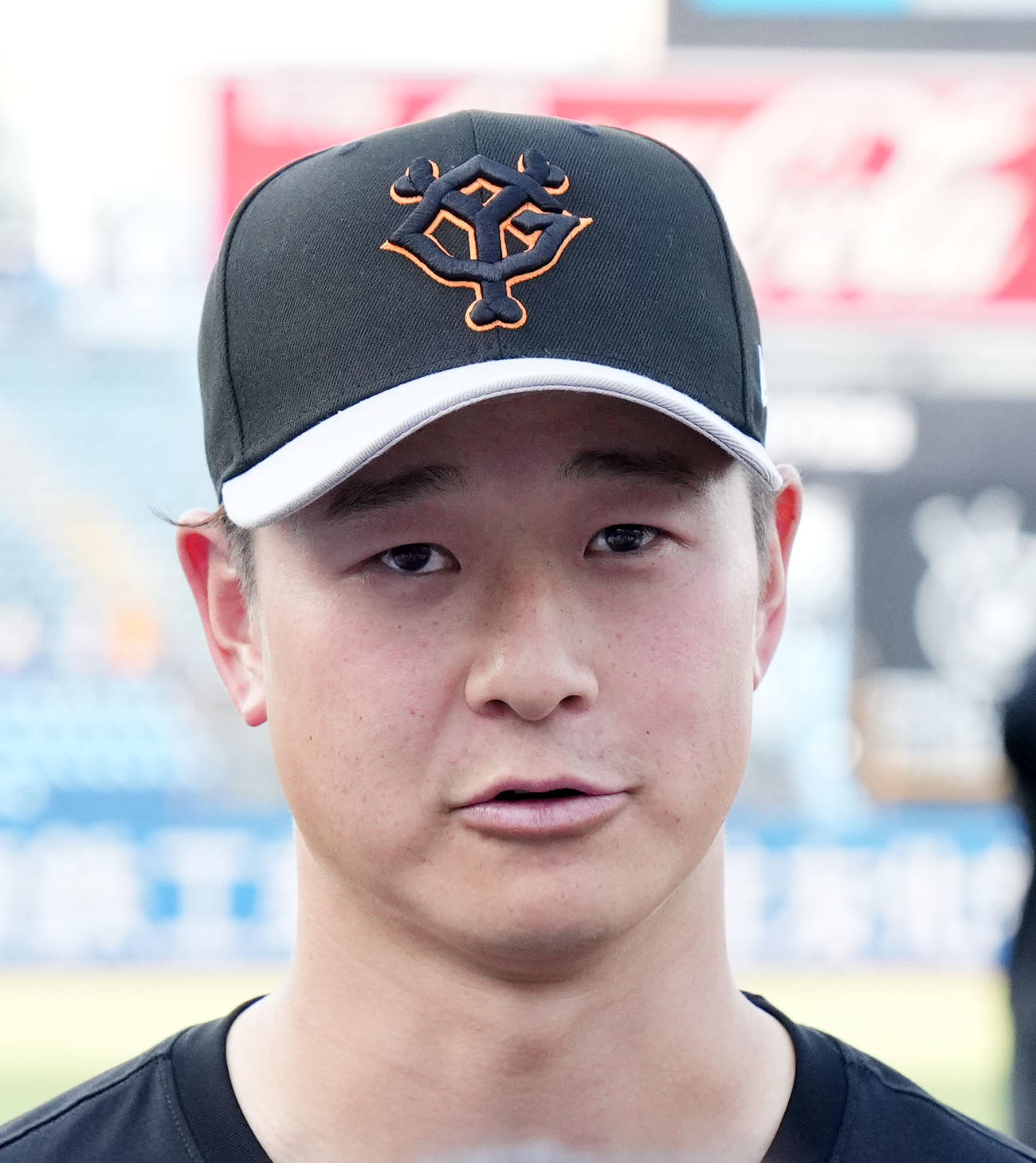 ヤクルト対巨人　練習を終え取材に応じる巨人中川（撮影・横山健太）