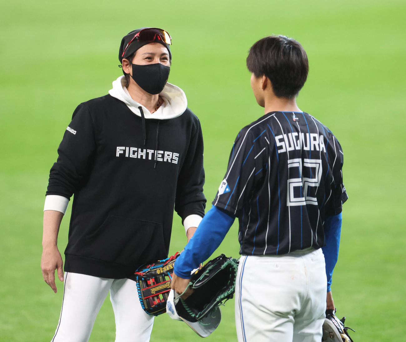 日本ハム対西武　試合前、会話する日本ハム新庄監督（左）と杉浦（撮影・佐藤翔太）