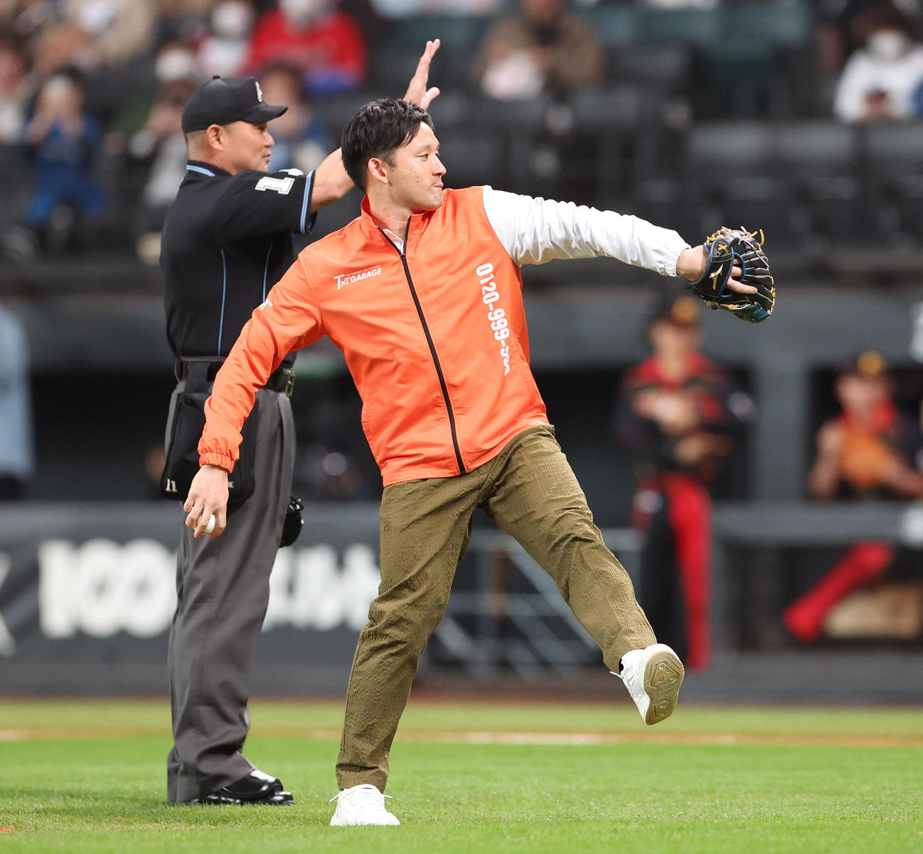 日本ハム対西武　試合前、始球式を務める杉谷氏（撮影・佐藤翔太）