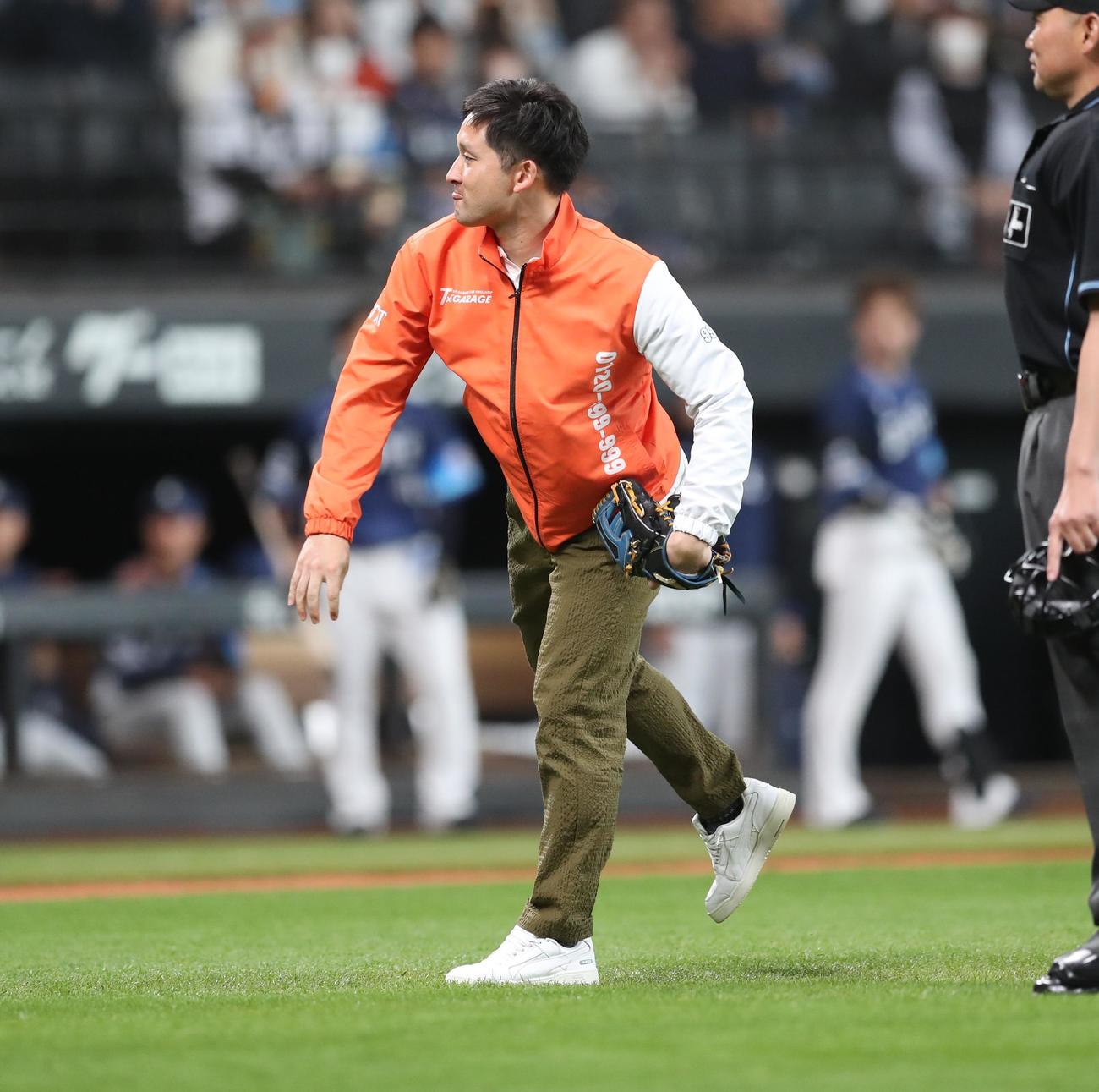 日本ハム対西武　始球式を務める杉谷氏（撮影・黒川智章）