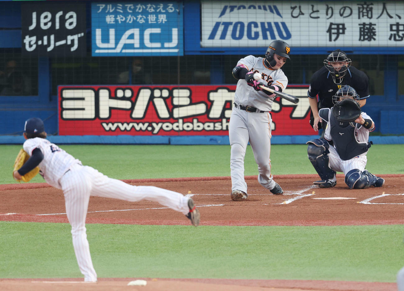 ヤクルト対巨人　1回表巨人無死二塁、先制の右適時二塁打を放つ丸。投手市川（撮影・宮地輝）