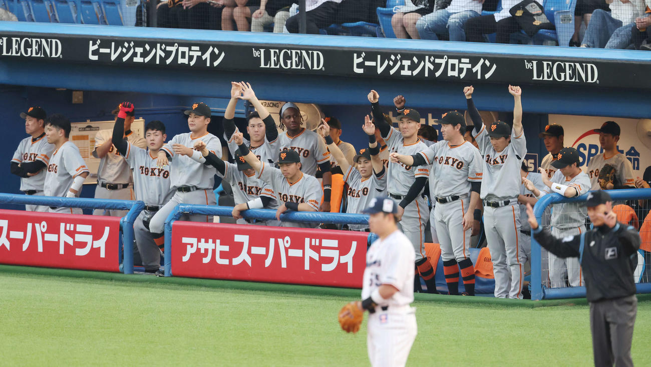 ヤクルト対巨人　1回表巨人無死二塁、丸が先制の右適時二塁打を放ち、盛り上がるベンチ（撮影・宮地輝）