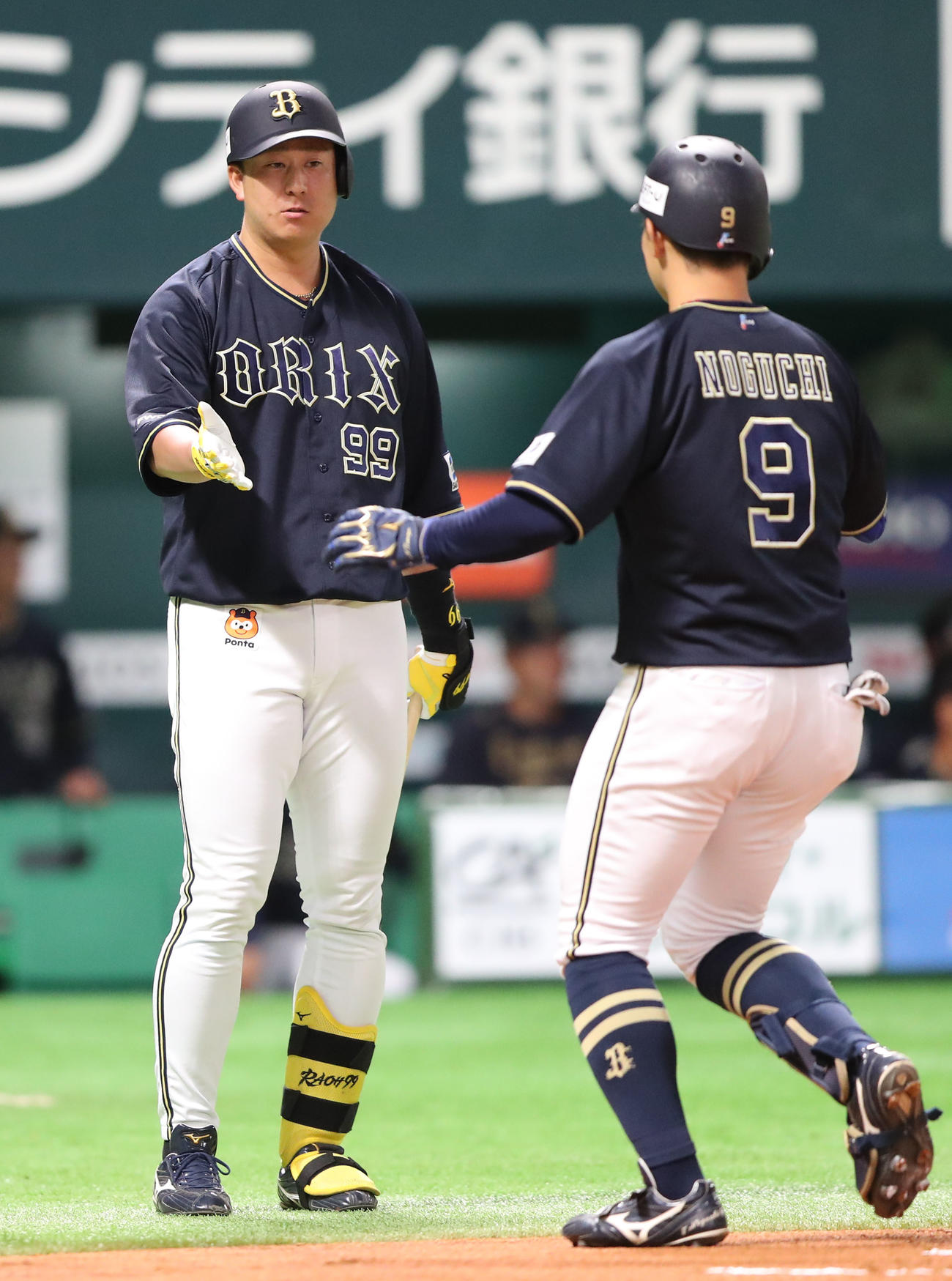 ウエスタン・リーグ　ソフトバンク対オリックス　1回表オリックス1死一塁、野口は右越えに先制となる2点本塁打を放ち杉本に出迎えられる（撮影・梅根麻紀）