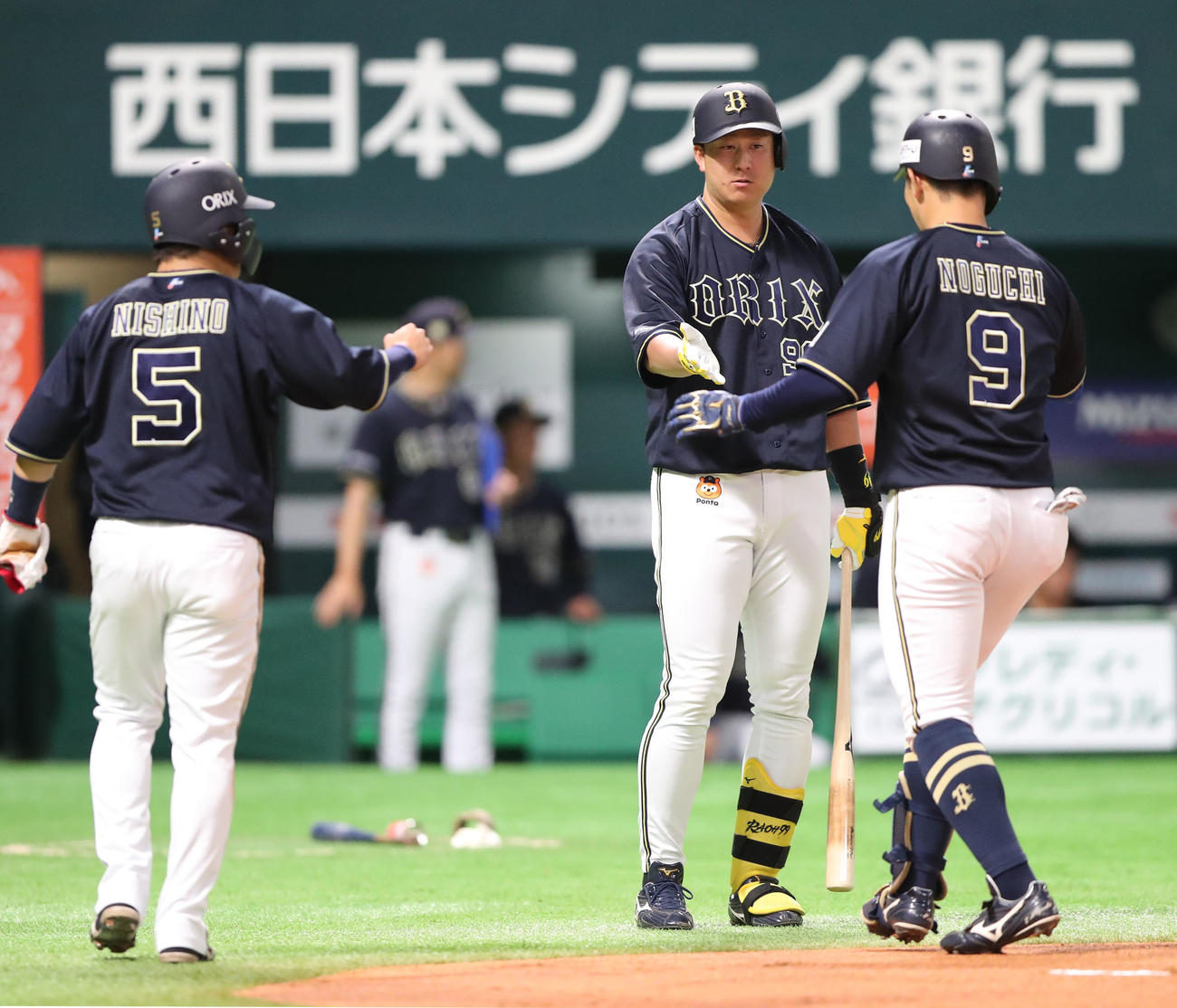 ウエスタン・リーグ　ソフトバンク対オリックス　1回表オリックス1死一塁、野口は右越えに先制となる2点本塁打を放ち杉本に出迎えられる（撮影・梅根麻紀）