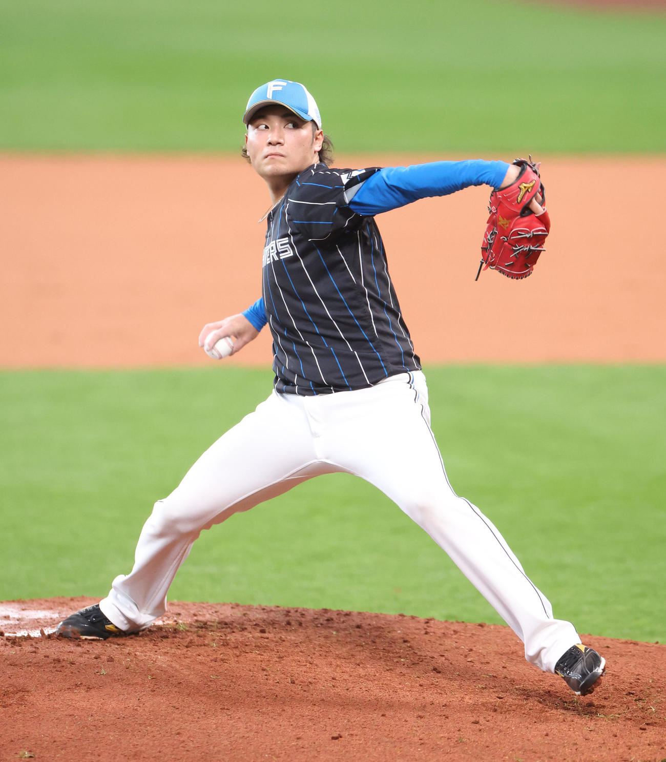 日本ハム対西武　試合前、投球練習をする日本ハム伊藤（撮影・佐藤翔太）