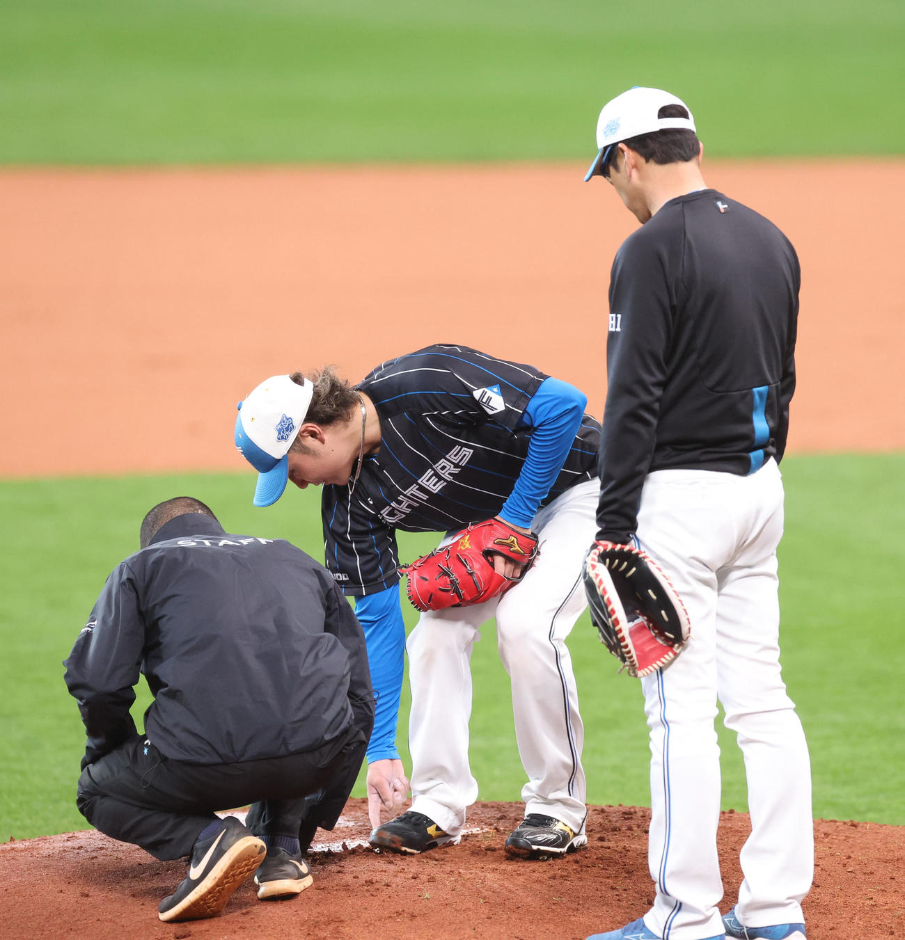 日本ハム対西武　試合前、マウンドを確認をする日本ハム伊藤（撮影・佐藤翔太）