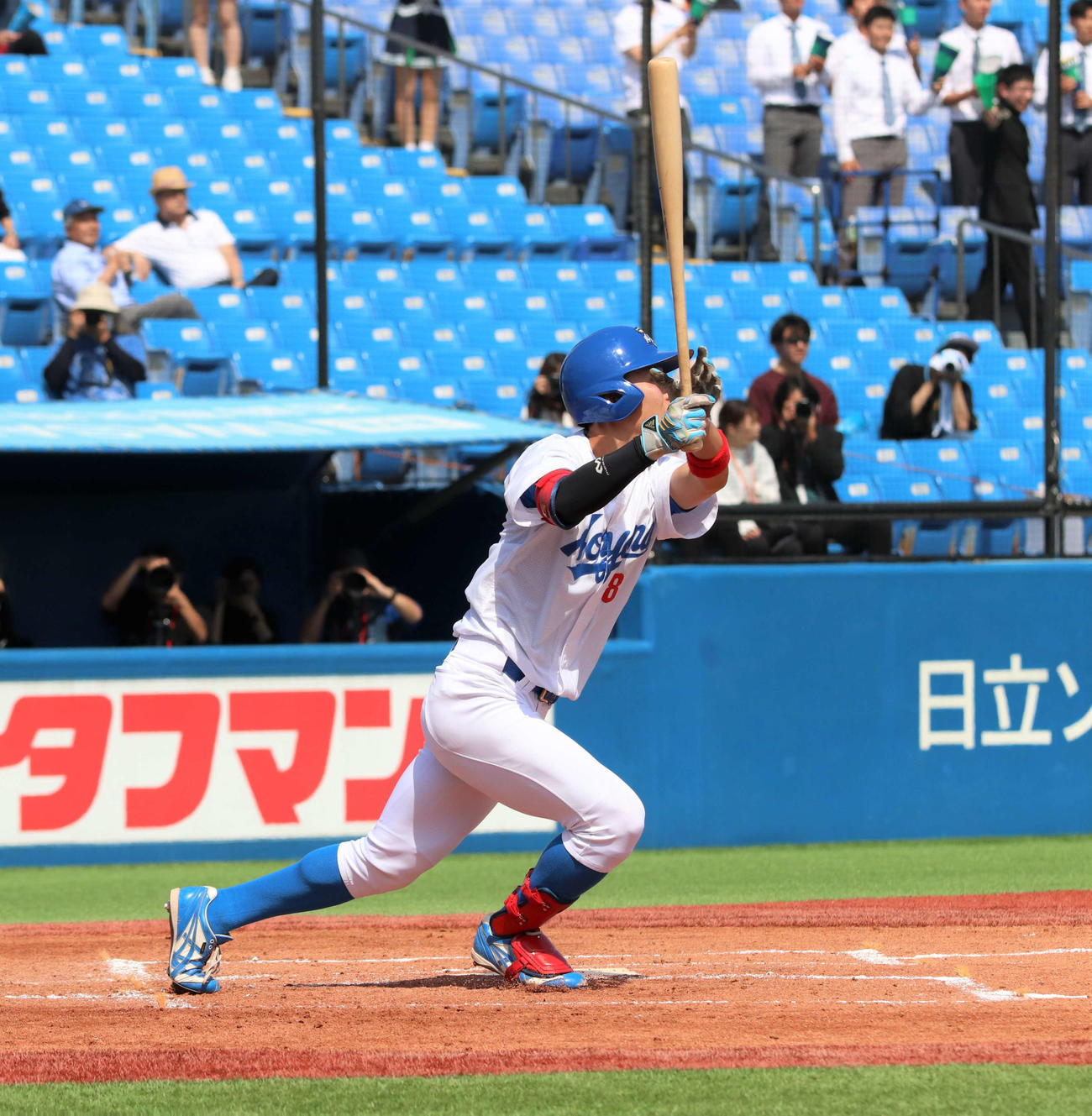 青学大対国学院大　1回表青学大2死一、三塁、右越え3点本塁打を放つ初谷（撮影・村山玄）