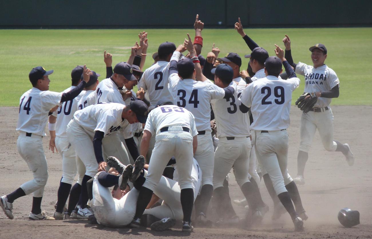 大経大対大商大　優勝を決めて喜ぶ大商大ナイン（撮影・柏原誠）