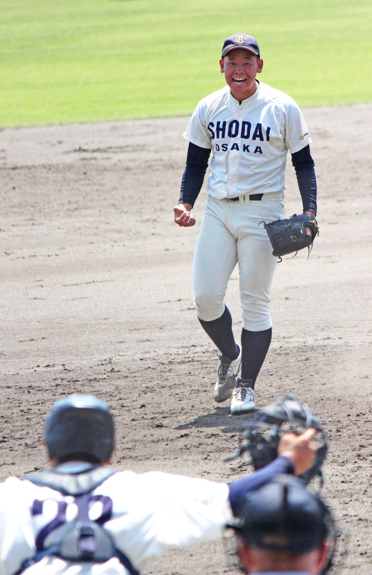 大経大対大商大　優勝を決めて喜ぶ大商大・鈴木。捕手松田（撮影・柏原誠）