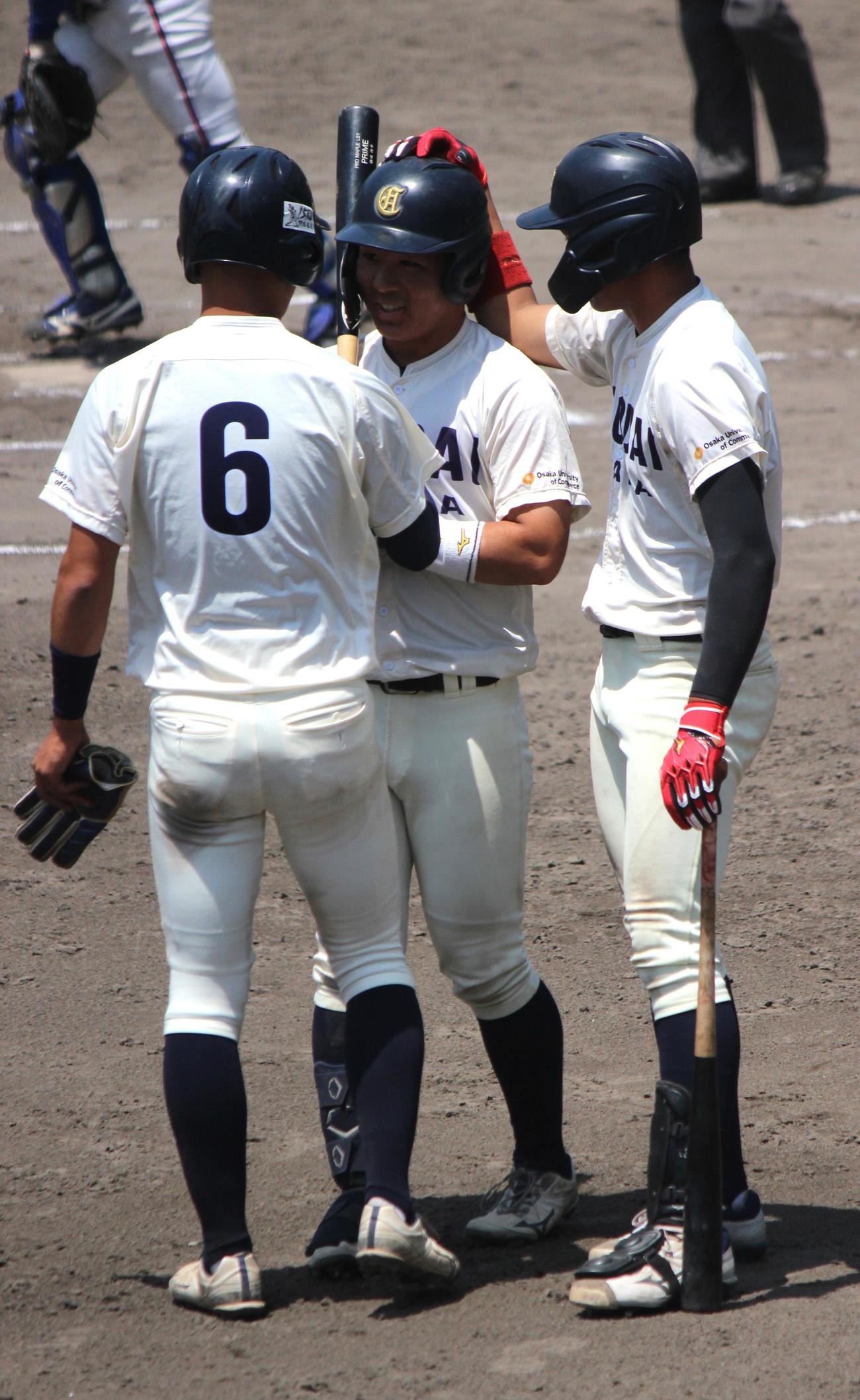 大経大対大商大　代打に送られ先輩たちに助言を受ける大商大・綛田（中央）（撮影・柏原誠）