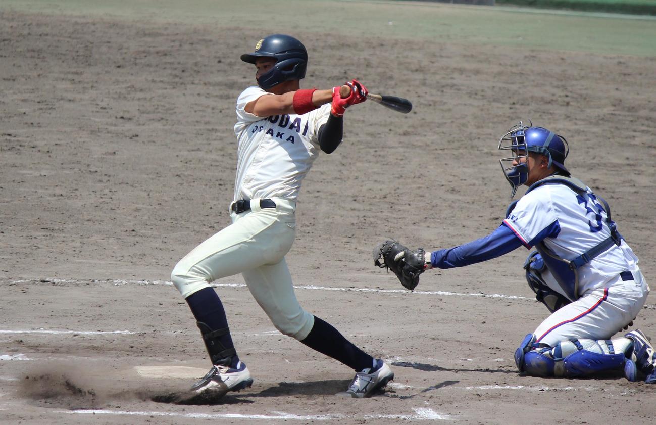大経大対大商大　6回、勝ち越しの三塁強襲打を放つ大商大・藪井（撮影・柏原誠）