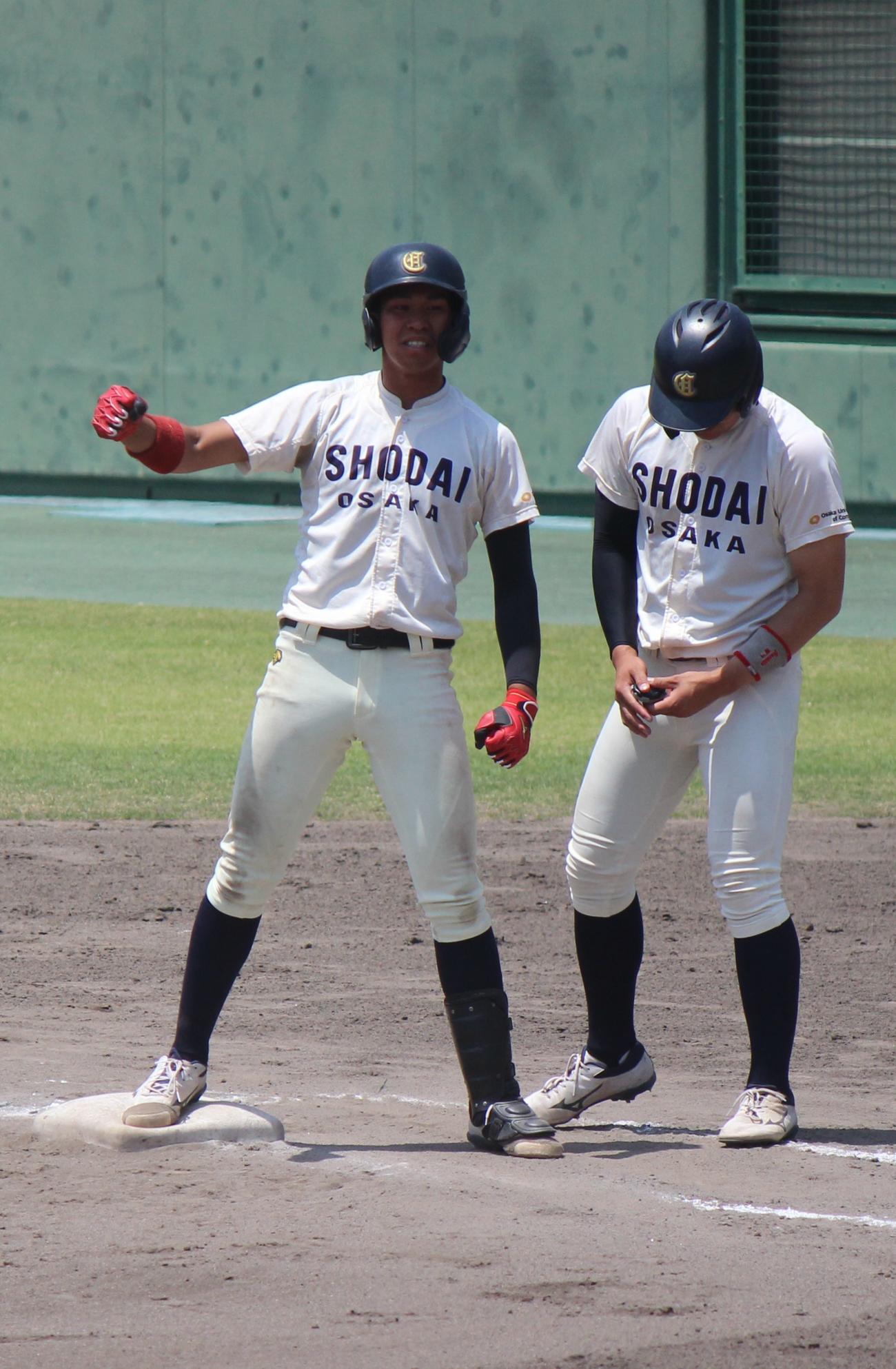 大経大対大商大　6回、勝ち越し打を放ち喜ぶ大商大・藪井（撮影・柏原誠）