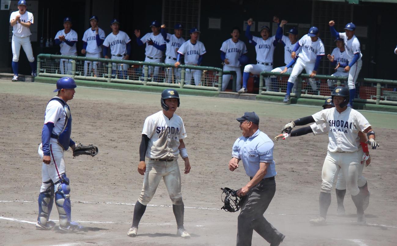 大経大対大商大　6回、大商大は本塁憤死でア点目を奪えず（撮影・柏原誠）