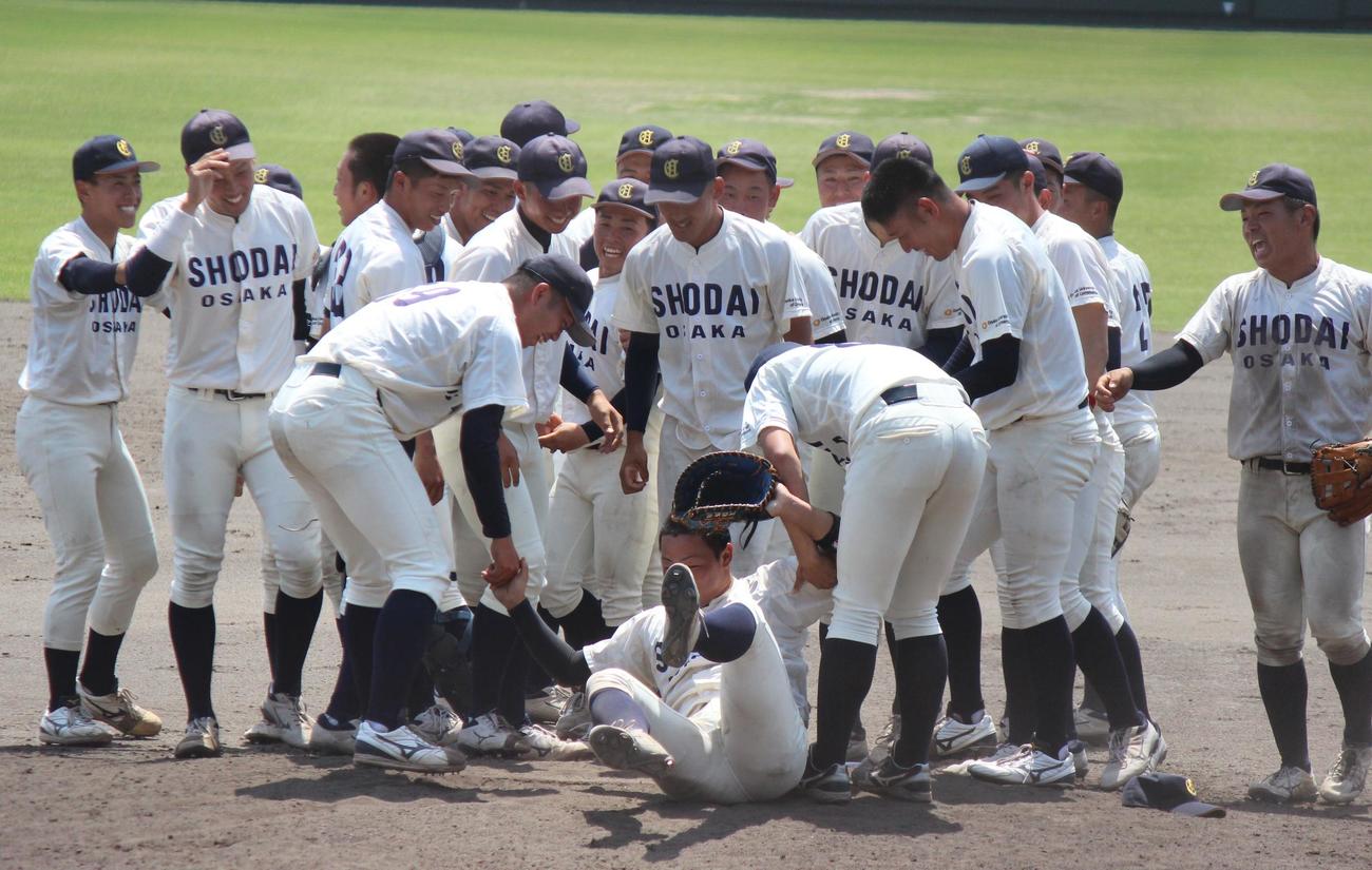 大経大対大商大　優勝を決めて喜ぶ大商大（撮影・柏原誠）