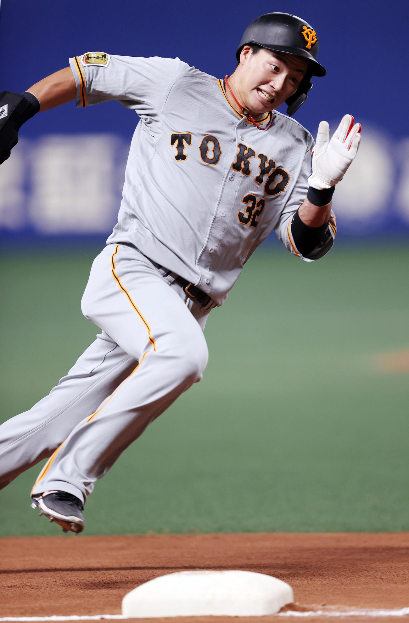 松原聖弥の適時二塁打で一塁から激走し生還する広岡（2021年8月）