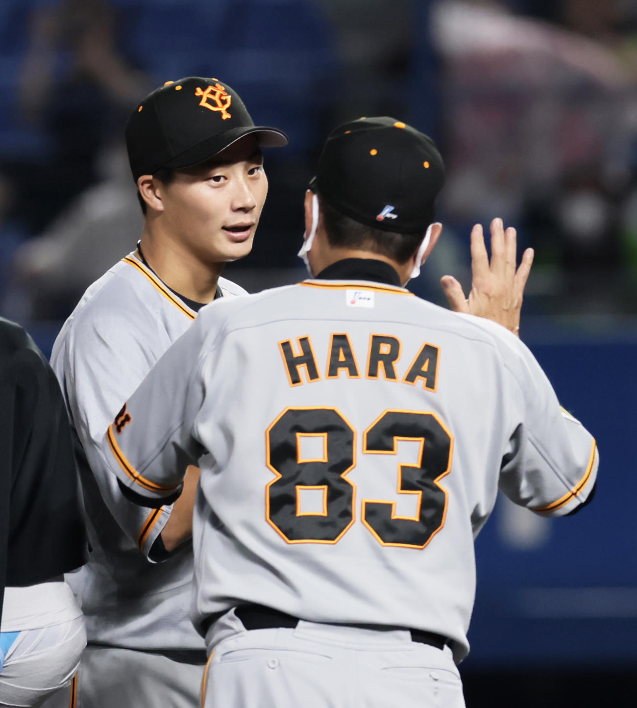 巨人広岡（左）をタッチで迎える原監督（2021年8月撮影）