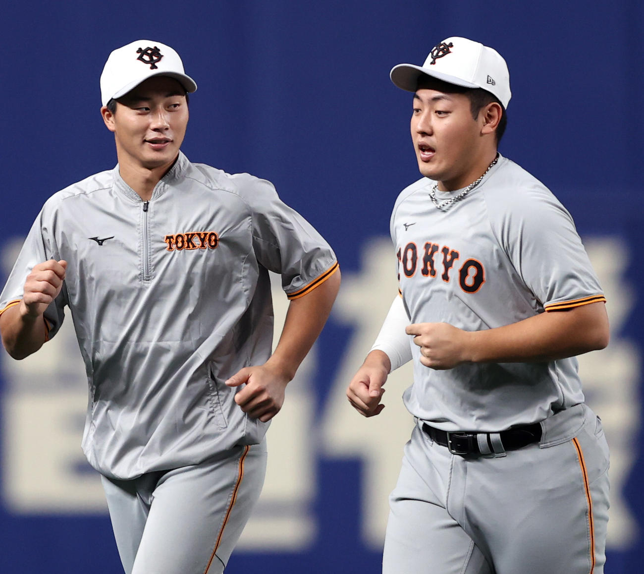 21年8月、ウオーミングアップする巨人広岡（左）と岡本