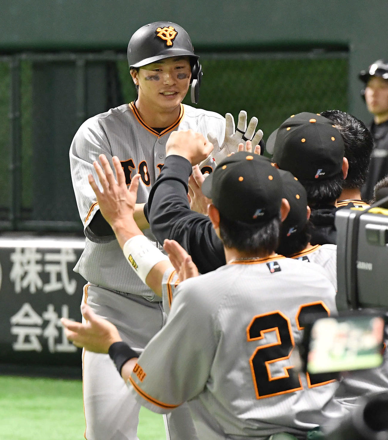 左越えソロ本塁打を放ちチームメートとタッチを交わす広岡（2023年3月撮影）