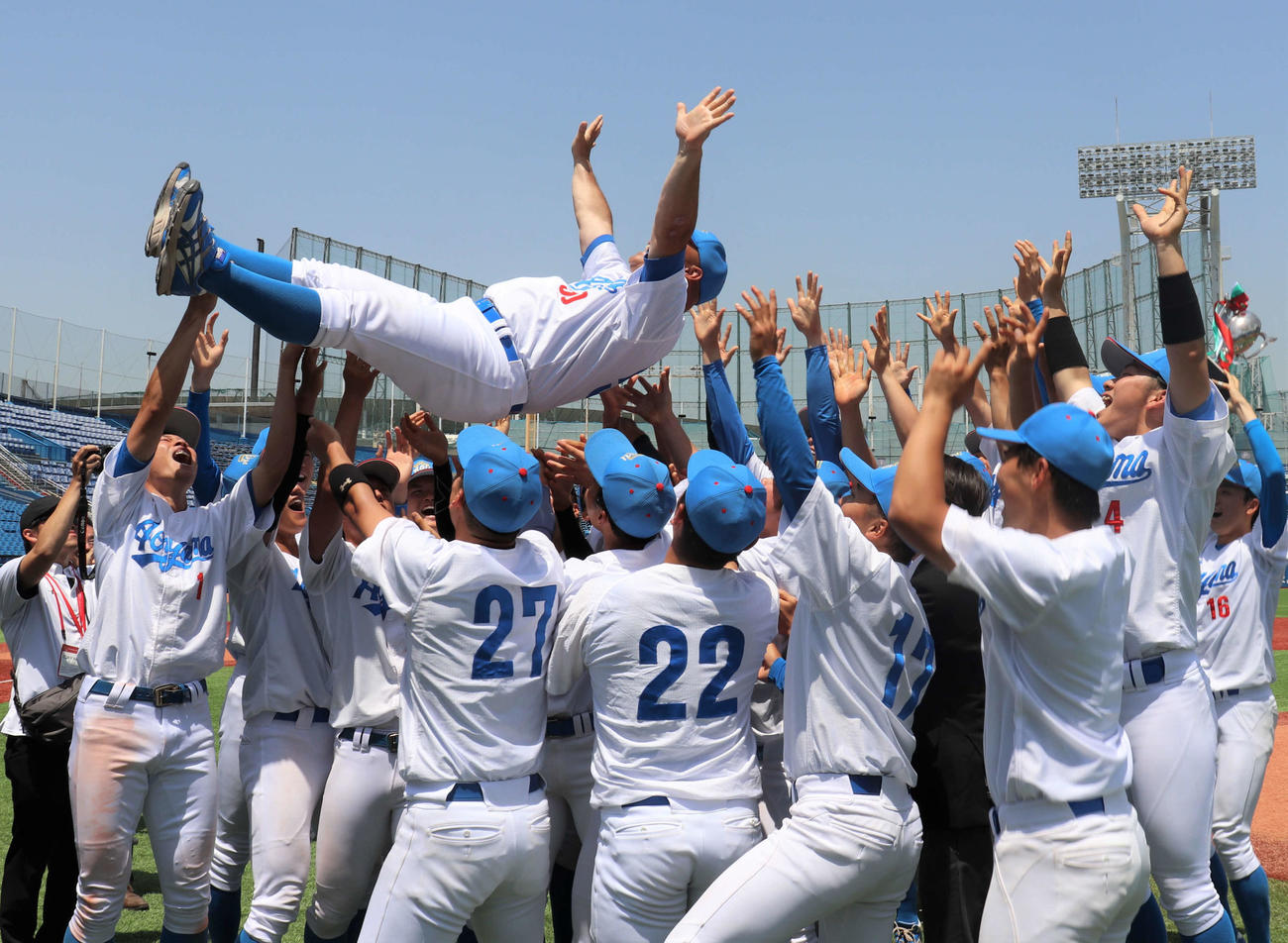 青学大対国学院大　優勝を決め、選手たちに胴上げされる青学大・安藤監督（撮影・村山玄）