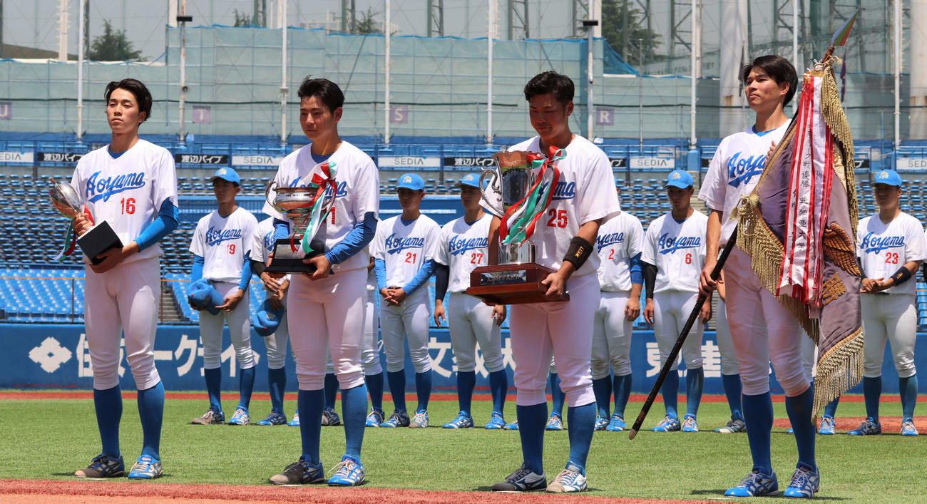 青学大対国学院大　表彰式に臨む青学大の選手たち。左から常広、下村、中野、中島（撮影・村山玄）