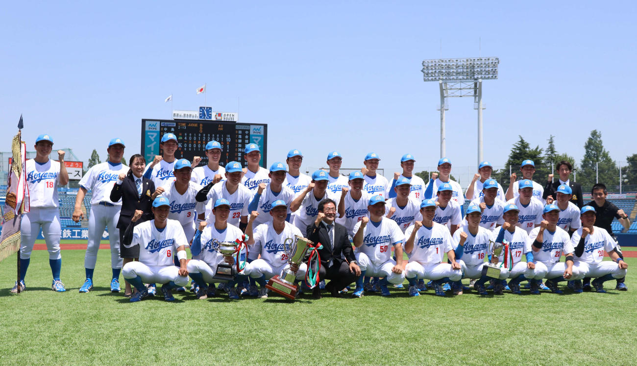 青学大対国学院大　優勝し笑顔の青学大メンバー（撮影・黒須亮）