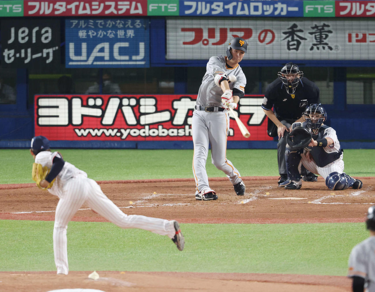 ヤクルト対巨人　4回表巨人無死一、二塁、右越え3点本塁打を放つ秋広。投手市川（撮影・宮地輝）