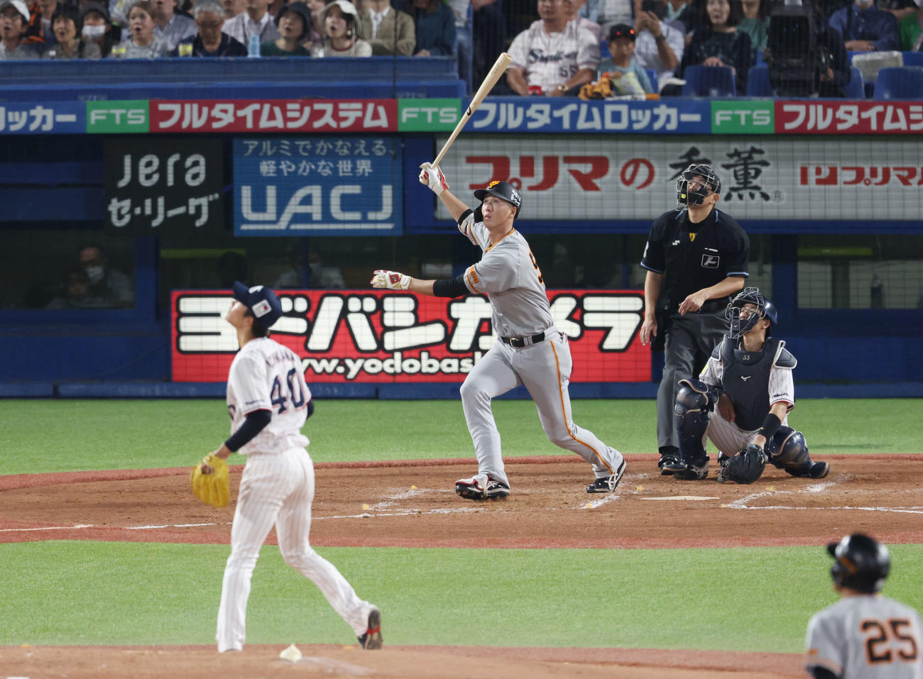 ヤクルト対巨人　4回表巨人無死一、二塁、右越え3点本塁打を放つ秋広。投手市川（撮影・宮地輝）