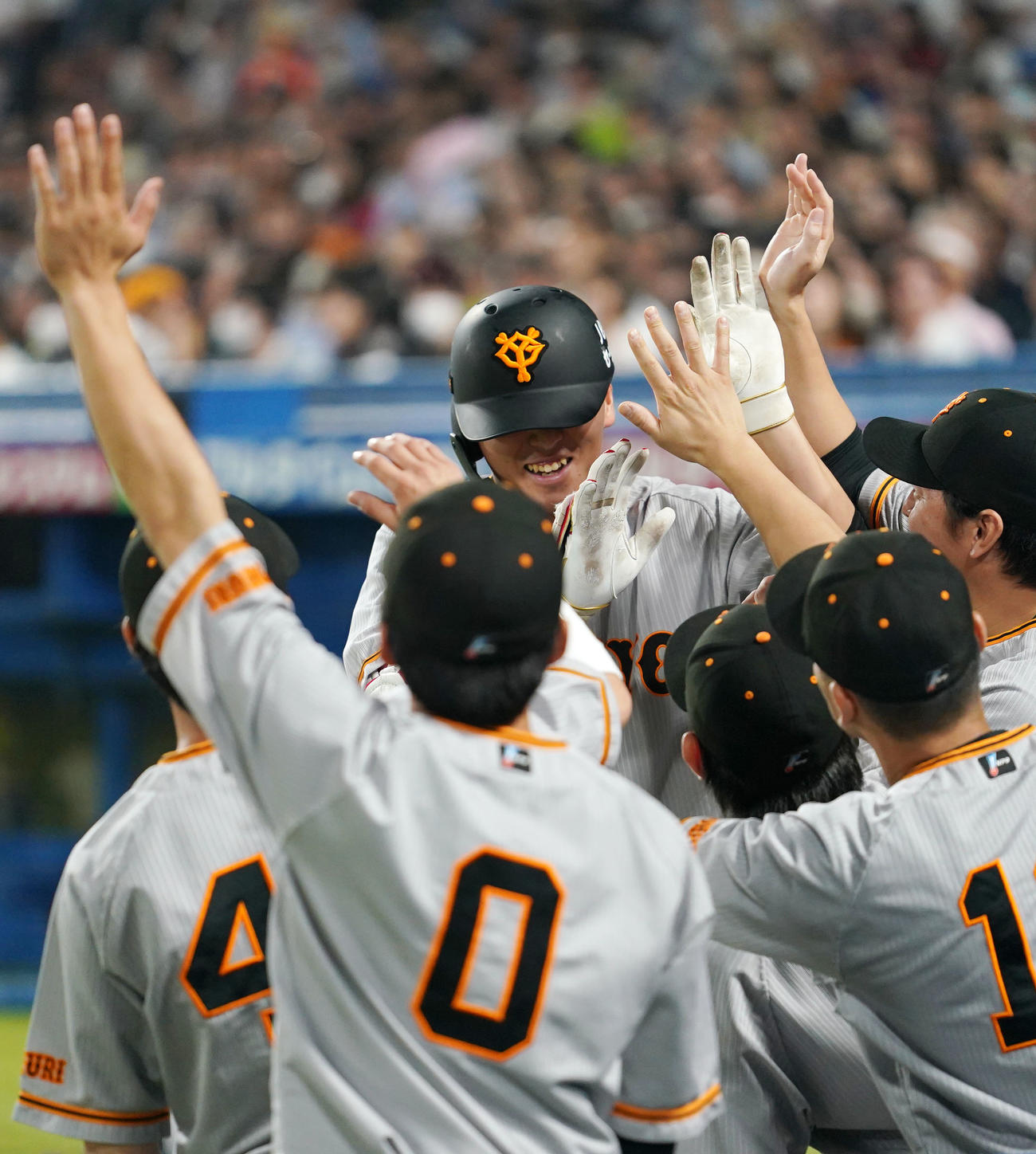 ヤクルト対巨人　4回表巨人無死一、二塁、右越え3点本塁打を放ち祝福される秋広（撮影・横山健太）