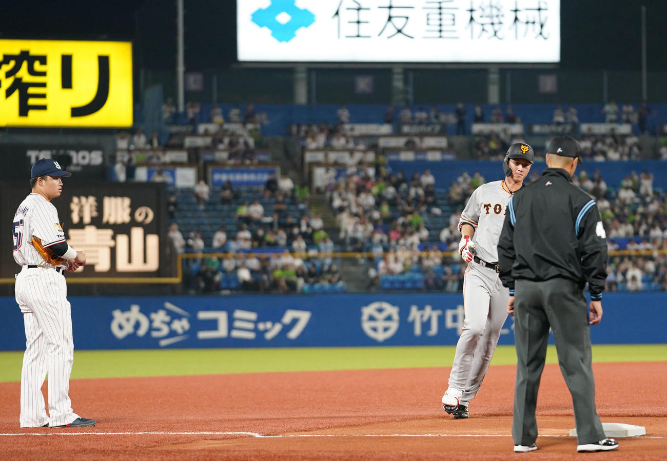 ヤクルト対巨人　4回表巨人無死一、二塁、右越え3点本塁打を放ち三塁を回る秋広（右）を見つめる村上（左）（撮影・横山健太）
