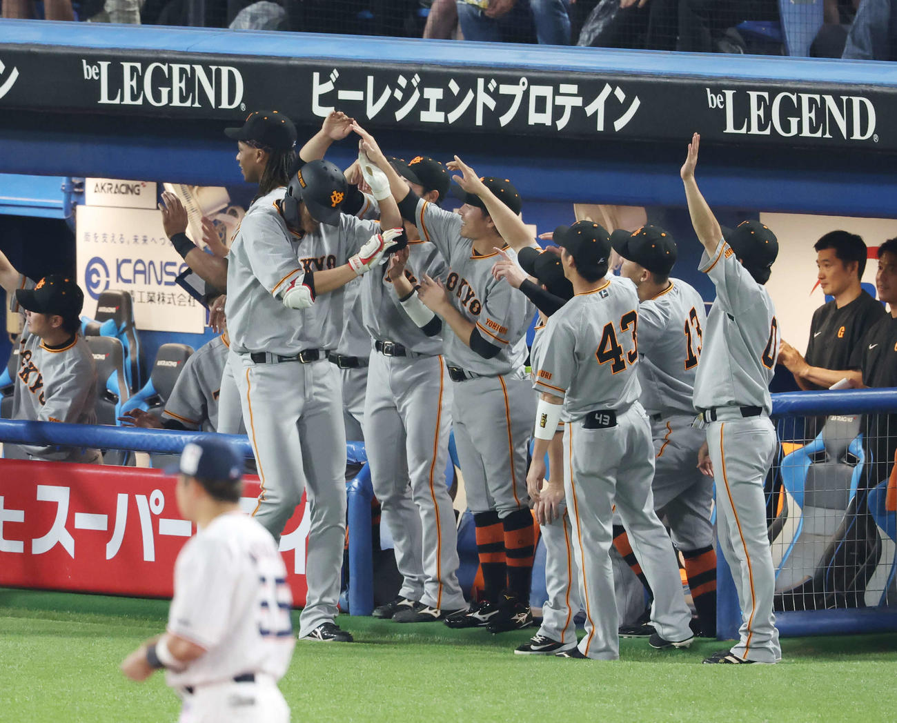 ヤクルト対巨人　4回表巨人無死一、二塁、右越え3点本塁打を放ち、チームメートから手荒い祝福を受ける秋広（左から3人目）（撮影・宮地輝）