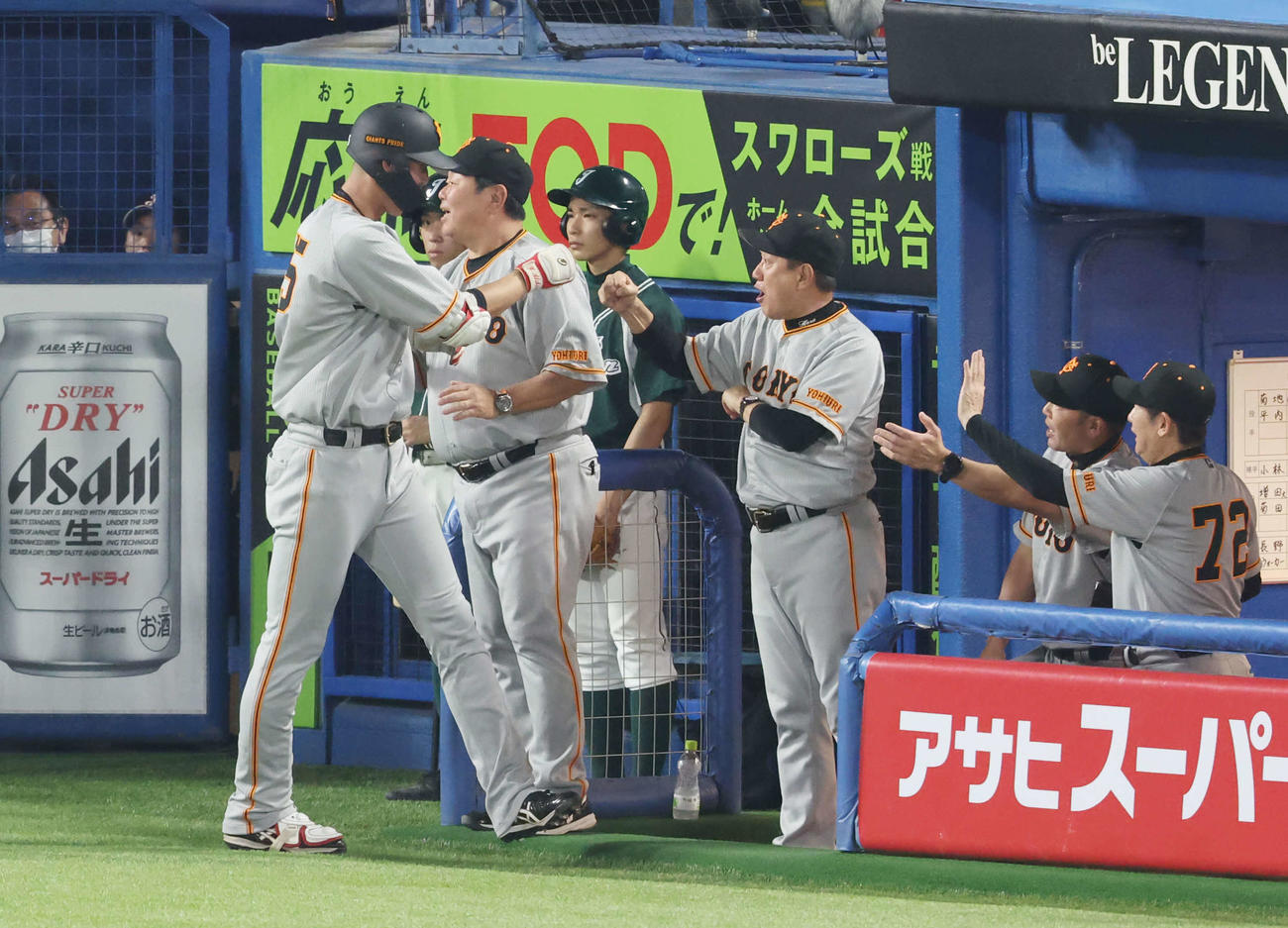 ヤクルト対巨人　4回表巨人無死一、二塁、右越え3点本塁打を放ち、原監督（右から3人目）とグータッチする秋広（左）（撮影・宮地輝）