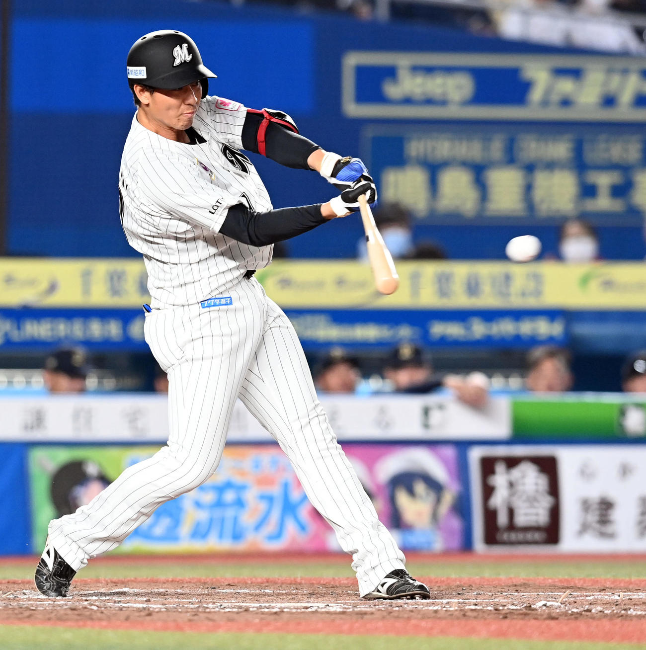 ロッテ対オリックス　4回裏ロッテ無死一、三塁、中前に先制の適時打を放つ茶谷（撮影・たえ見朱実）