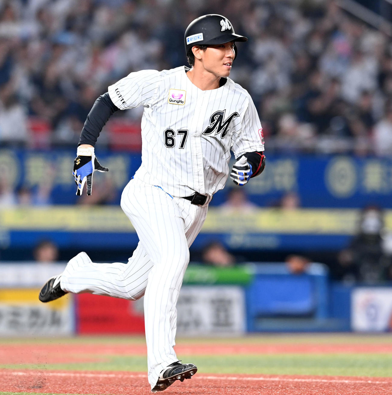 ロッテ対オリックス　4回裏ロッテ無死一、三塁、中前に先制の適時打を放った茶谷（撮影・たえ見朱実）