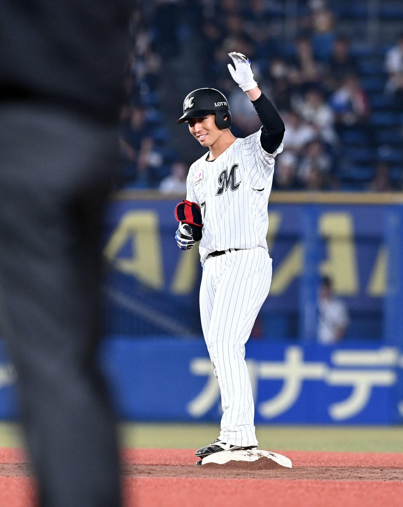 ロッテ対オリックス　5回裏ロッテ2死三塁、左前に適時二塁打を放ちポーズを決める茶谷（撮影・たえ見朱実）