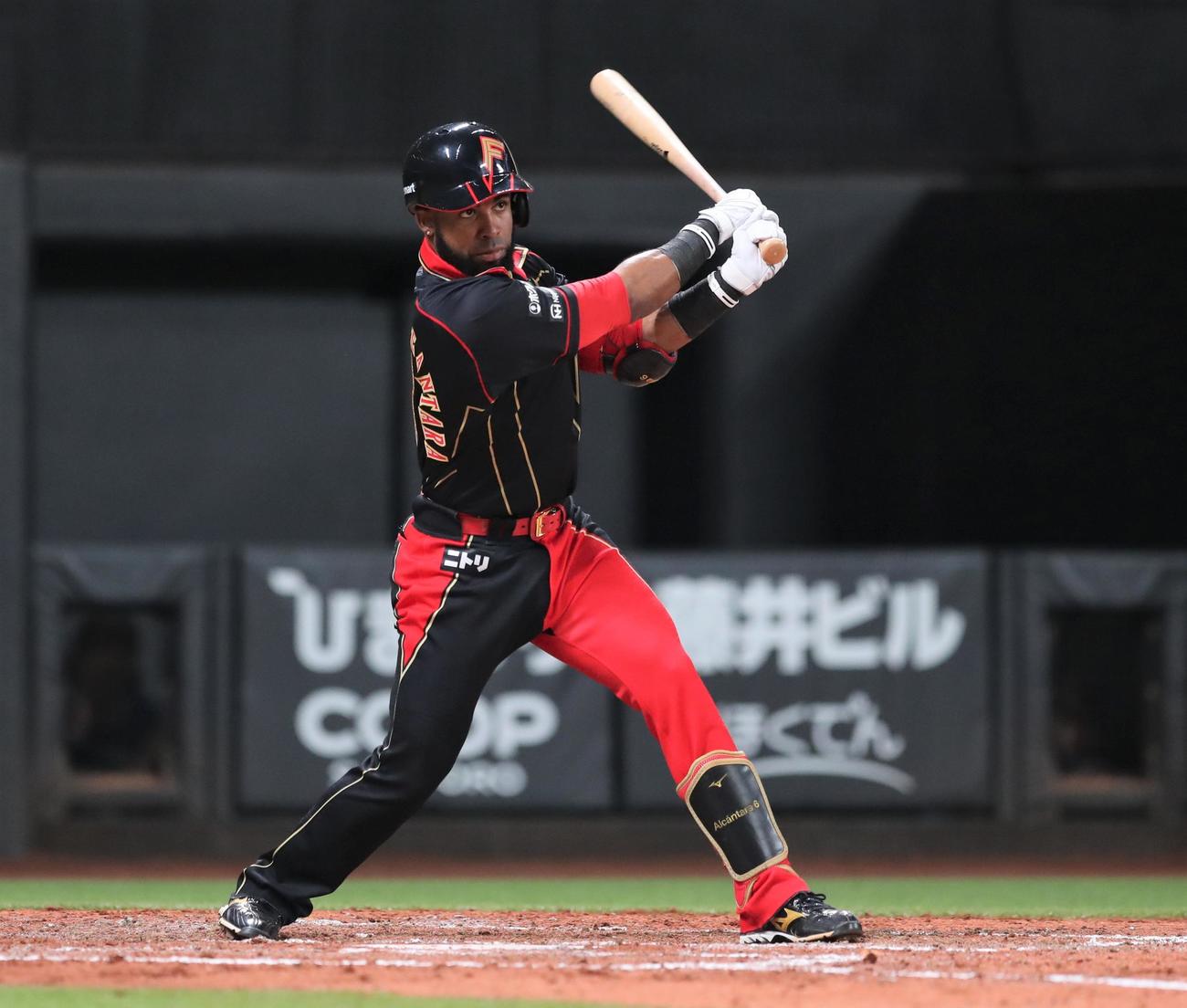 日本ハム対西武　5回裏日本ハム1死一、二塁、右前適時打を放つアルカンタラ（撮影・黒川智章）
