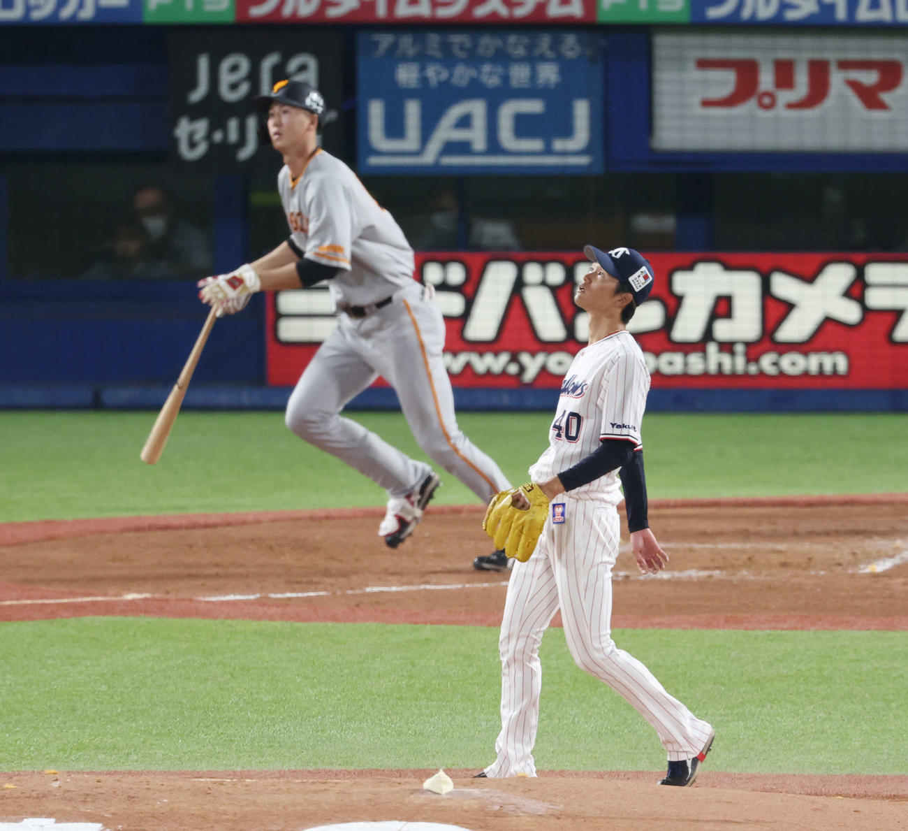 ヤクルト対巨人　4回表巨人無死一、二塁、秋広（後方）に右越え3点本塁打を浴びる市川（撮影・宮地輝）