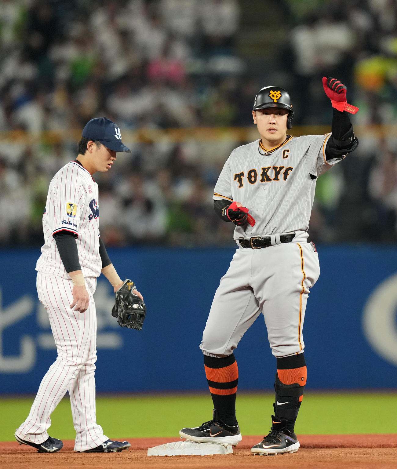 ヤクルト対巨人　5回表巨人2死三塁、右中間へ適時二塁打を放ちガッツポーズする岡本和（右）（撮影・横山健太）