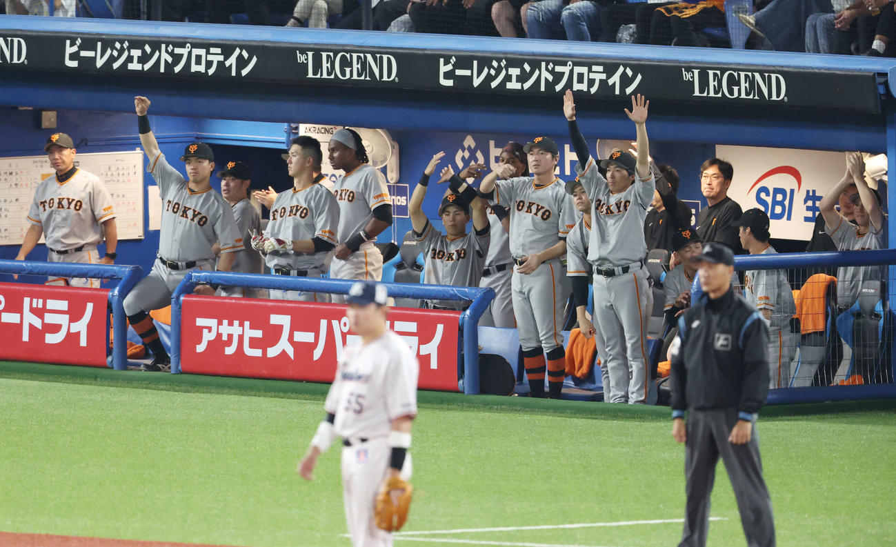 ヤクルト対巨人　5回表巨人2死三塁、岡本和が右適時二塁打を放ち、盛り上がるベンチ（撮影・宮地輝）
